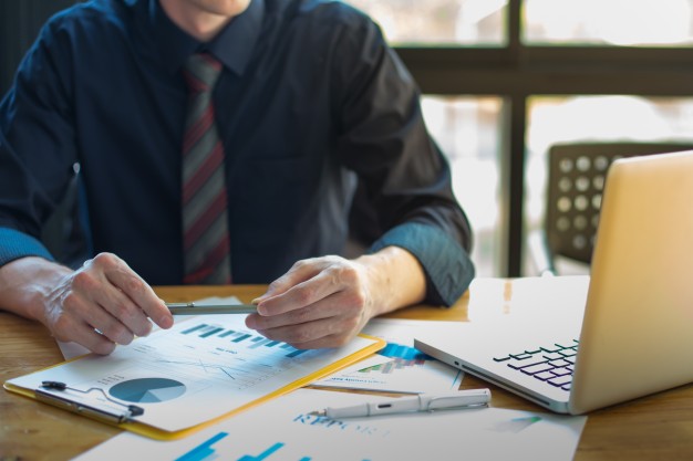 ست خطوات لإجراء دراسة جدوى مشروع استثماري business documents on office table and graph business with social network diagram and man working in the background 1423 255 - ست خطوات لإجراء دراسة جدوى مشروع استثماري