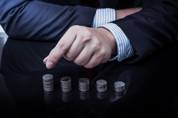 متى يتم اللجوء لـ دراسة جدوى جاهزة ؟ businessman hand put coins to stack of coins 35355 64 - متى يتم اللجوء لـ دراسة جدوى جاهزة ؟