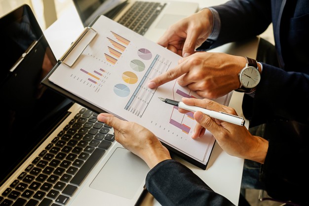 تعرف على خطوات إنشاء مشاريع صغيرة مربحه finance economics work male discussion laptop 1418 79 - تعرف على خطوات إنشاء مشاريع صغيرة مربحه