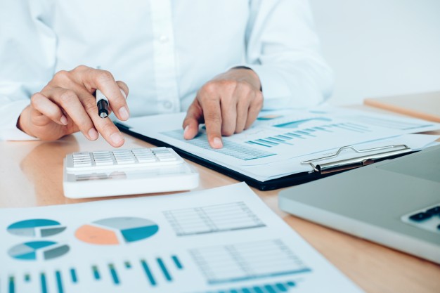 كيفية عمل دراسة جدوى مشاريع صغيرة في قطر finances saveing economy concept female accountant or banker use calculator 1421 89 - كيفية عمل دراسة جدوى مشاريع صغيرة في قطر