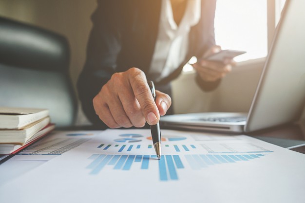 أهم المحاور الرئيسية التي تقوم عليها دراسة الجدوى الاقتصادية financial consulting manager accountant professional discussion 1418 48 - أهم المحاور الرئيسية التي تقوم عليها دراسة الجدوى الاقتصادية