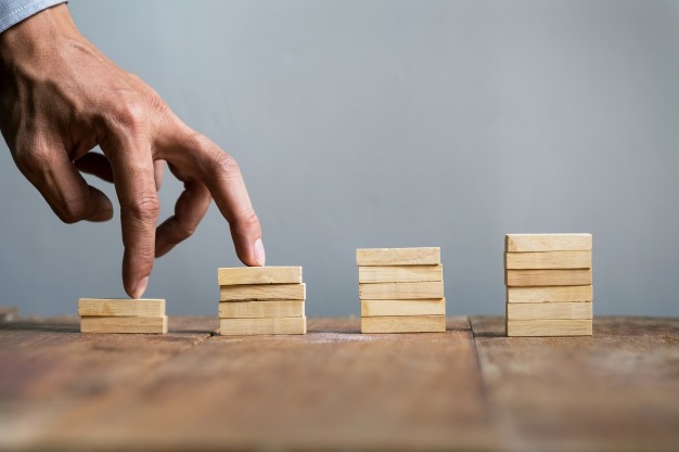 كيف تبدأ مشروعك التجاري في خمس خطوات؟ hand liken business person jump a toy staircase to success business concept 1423 28 - كيف تبدأ مشروعك التجاري في خمس خطوات؟