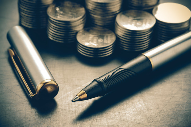 كل ما يخص شركات الاستثمار في الكويت money concept coins and pen with filter effect retro vintage style 49683 1427 - كل ما يخص شركات الاستثمار في الكويت